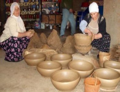Çanak Çömlek Yaparak 5 Çocuğunu Üniversitede Okutmuş
