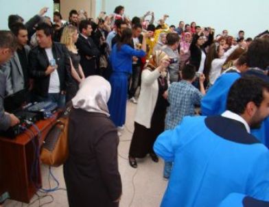 Domaniç MYO'da Mezuniyet Sevinci