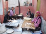 Hanımlar Ev Ekmeği İçin Kolları Sıvadı