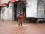 KARAHALIL - Karahalil Beldesindeki Hazinedar Deresinin Taşması Sonucu 15 Evi Su Bastı