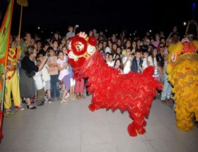 Kent Meydanı'nda Ejderha ve Aslan Gösterisi