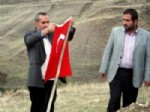 MEHMET ARSLAN - PKK'lı Oğlunun Mezarına Türk Bayrağı Astı