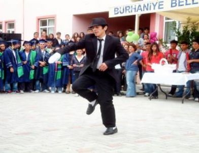 Burhaniye’de Genç Dansçıya Büyük Alkış