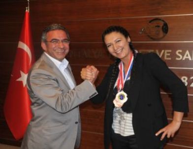 Dünya Üçüncüsü Ülker Pınar Aydın'a ATSO'dan Destek
