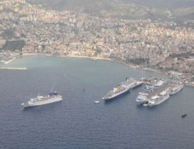 Kuşadası Limanı, 8 Gemi İle Son 10 Yılın Günlük Gemi Rekorunu Kırdı