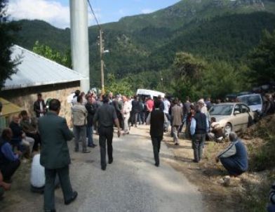 Yıldırım Düşmesi Sonucu Ölen İki Kardeş Son Yolculuklarına Uğurlandı