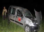 KARAKUYU - Depreme Yolda Yakalanan Sürücü, Aracıyla Tarlaya Uçtu: 3 Yaralı