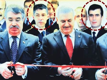 Maksat bakanların arkasındayım havası olsun pozu