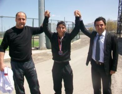 Halterde Büyüklere Kafa Tutu Bronzu Kaptı