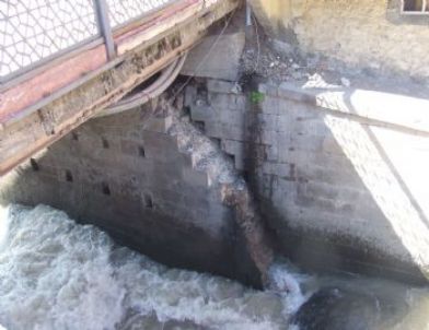 Köprünün Yıkılma Tehlikesi Ev ve İşyerlerini Boşalttırdı