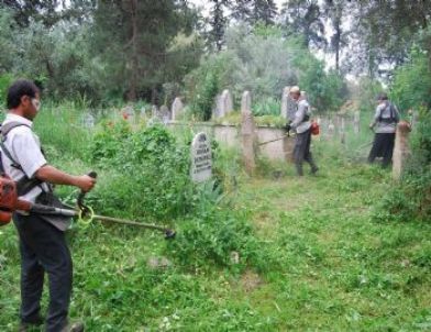 Kozan’da Mezarlıkta Bahar Temizliği