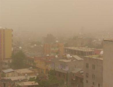 Toz Bulutu Silopi'yi Etkisi Altına Aldı