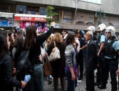 Eylemci Kadınlar İle Polis Arasında Arbede: 10 Gözaltı
