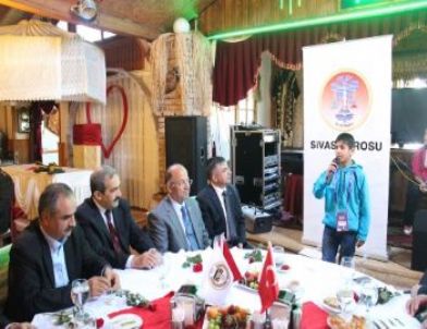 Bakan İsmet Yılmaz, Sivas'ta Türkçe'nin Çocuklarıyla Buluştu