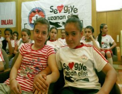 Eller ‘sevgi’ye Uzandı