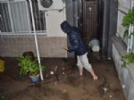 İzmir’de Sağanak Yağış Nedeniyle Evleri Su Bastı