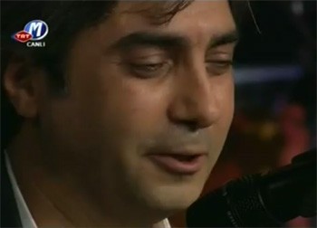 Eline silahtan daha çok yakışıyor... Klarnet çalıp türkü söyledi