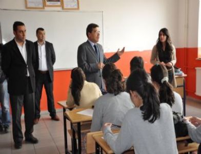Vali Yılmaz'dan Kız Öğrencilere Ziyaret