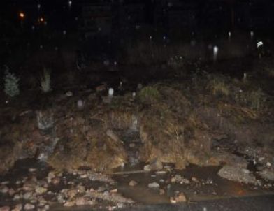 Yağmur Nedeniyle Heyelan Oluştu