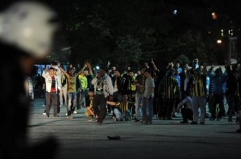 Aziz Yıldırım Tahliye Edilmeyince, Fenerbahçe Taraftarı Taşkınlık Çıkardı