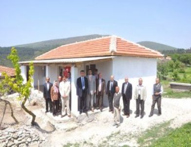 Depremde Evi Hasar Gören Aileye Ev Yapıldı