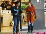 FARAH ZEYNEP ABDULLAH - Farah Zeynep Abdullah Annesini Gezdirdi