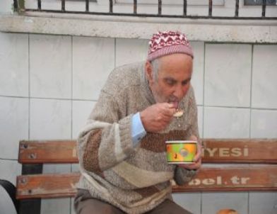 İlkadım Ekmeğini Paylaşıyor