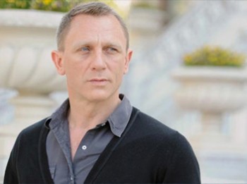 James Bond Ezanı Duyunca Röportaja Ara Verdi