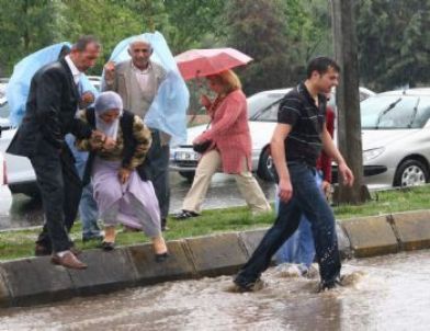 Sağanak Yağış Diyarbakır'da Hayatı Durdurdu