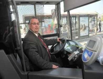 15 Yıldır Hiç Kaza Yapmadığı İçin İzmir’de Yılın Otobüs Şoförü Seçildi