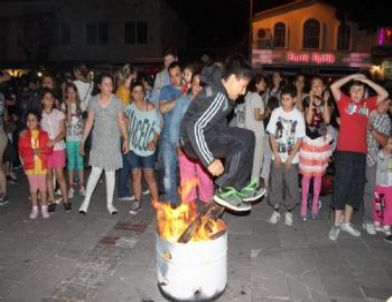 Foça'da Hıdırellez  Eğlencesi Roman Düğünlerini Aratmadı