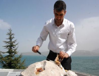 Tatvan’da ‘Tuzda Tavuk’ Yemeğine İlgi