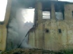 AHŞAP EV - Evde Çıkan Yangında İki Kişi Yaralandı