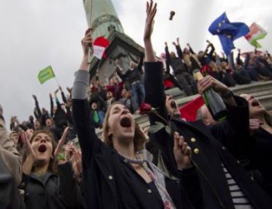 Fransız Sosyalistler, Hollande’nin Zaferini Bastille Meydanında Kutluyor