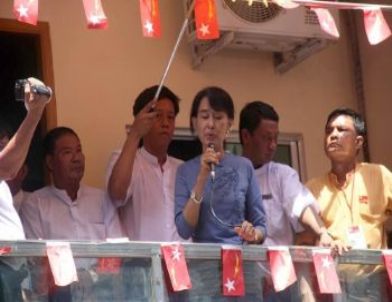 Myanmarlı Muhalif Lider Suu Kyi, 24 Yıl Sonra İlk Pasaportunu Aldı