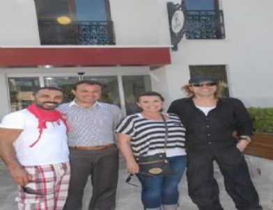 Tiyatroların Özelleştirilmesine Tepki Gösterdiler