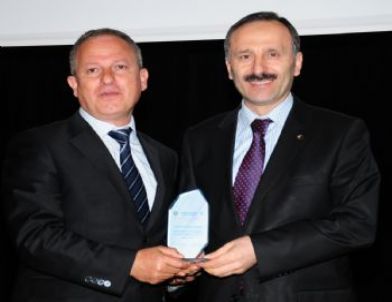 Yıldız Teknik Üniversitesi'nden İhlas Koleji'ne Plaket