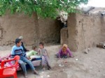 AYHAN ÇELIK - Kocası İkinci Evlilik Yapan Özürlü Anne, 10 Çocuğu İle Ortada Kaldı