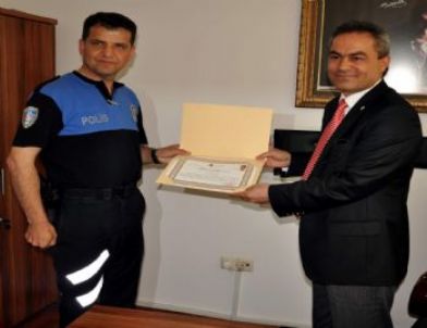Eskişehir'de Başarılı Polis Memuruna Altın Hediye Edildi