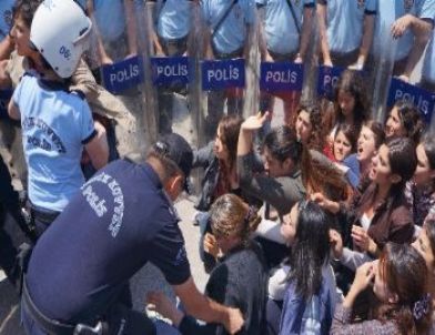 Kadınların Kürtaj Eylemine Polis Müdahalesi: 28 Gözaltı