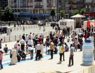 Çocuklar Hayallerindeki Dünyayı 58 Metrelik Tuvale Çizdi