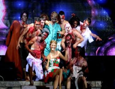 Mankenler Zombi Kılığında Podyuma Çıktı