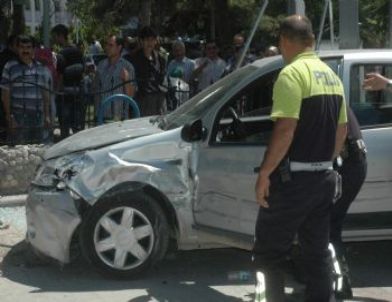 Otomobilin, Otobüs Durağında Çarptığı Kadın Öldü