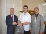 HALIL İBRAHIM DAŞÖZ - Vali Daşöz’den Başarlı Öğrenci Topaç’a Hediye