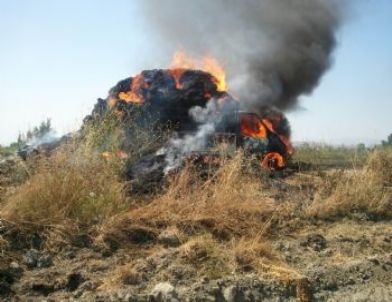 Anız Yangını Saman Yüklü Kamyoneti Kül Etti