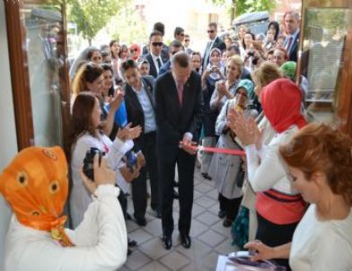 Başbakan'dan Sürpriz Sergi Açılışı