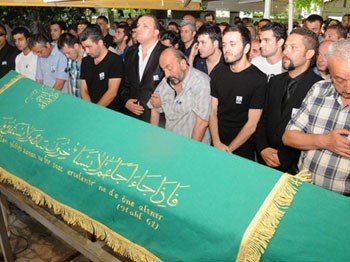 Cenazede gergin anlar