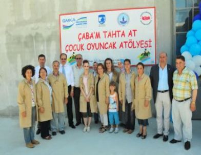 Çocuklar İçin Tahta Oyuncak Yapıyorlar