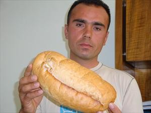 Ekmeğin içinden sigara izmariti çıktı