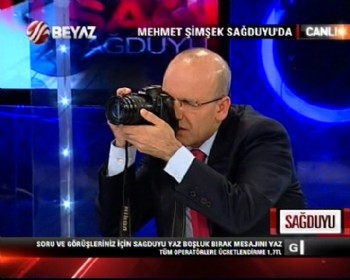 Maliye Bakanı Mehmet  Şimşek Canlı Yayında fotoğraf çekti